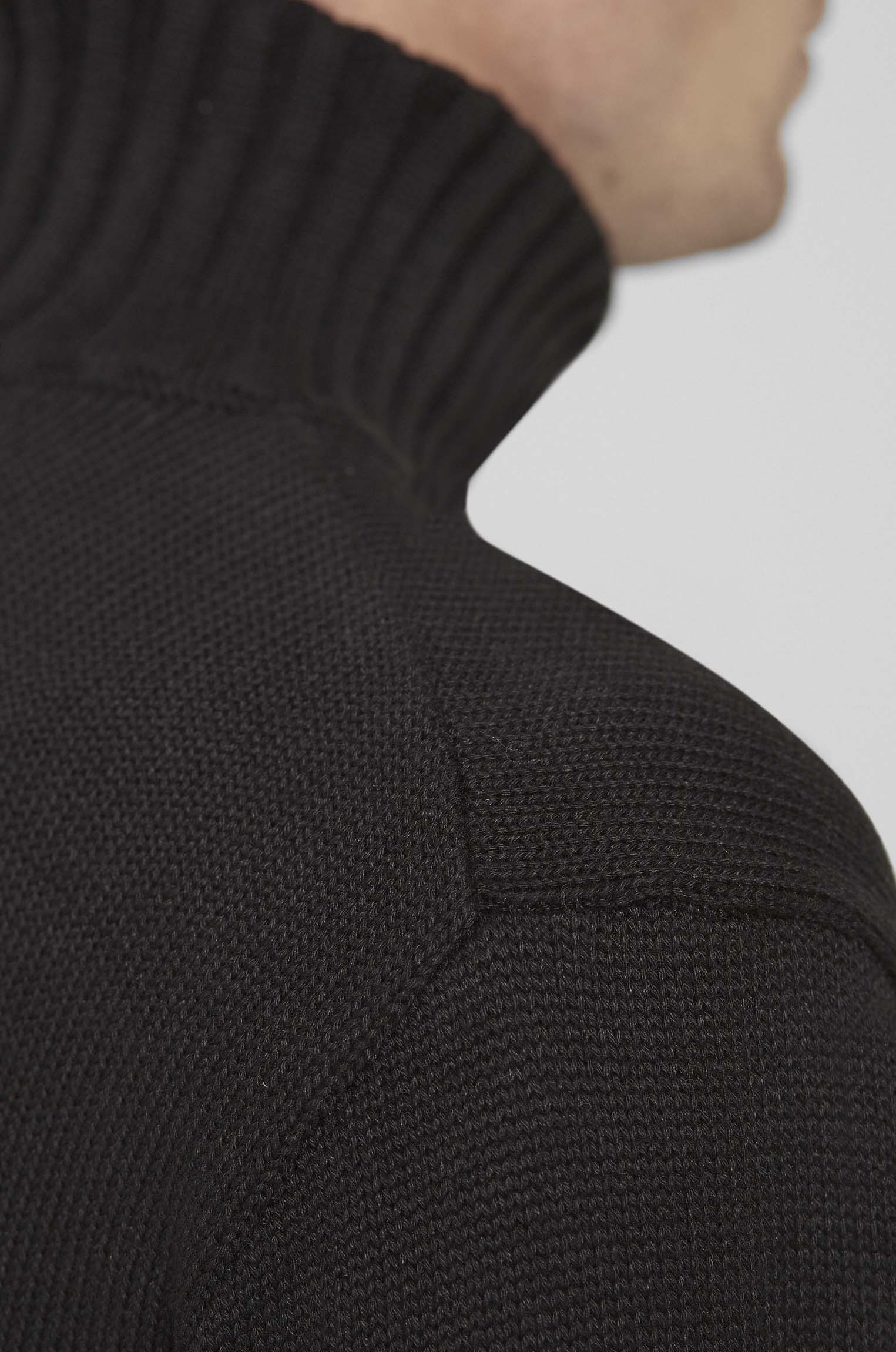 Tricô Gola Alta Preto