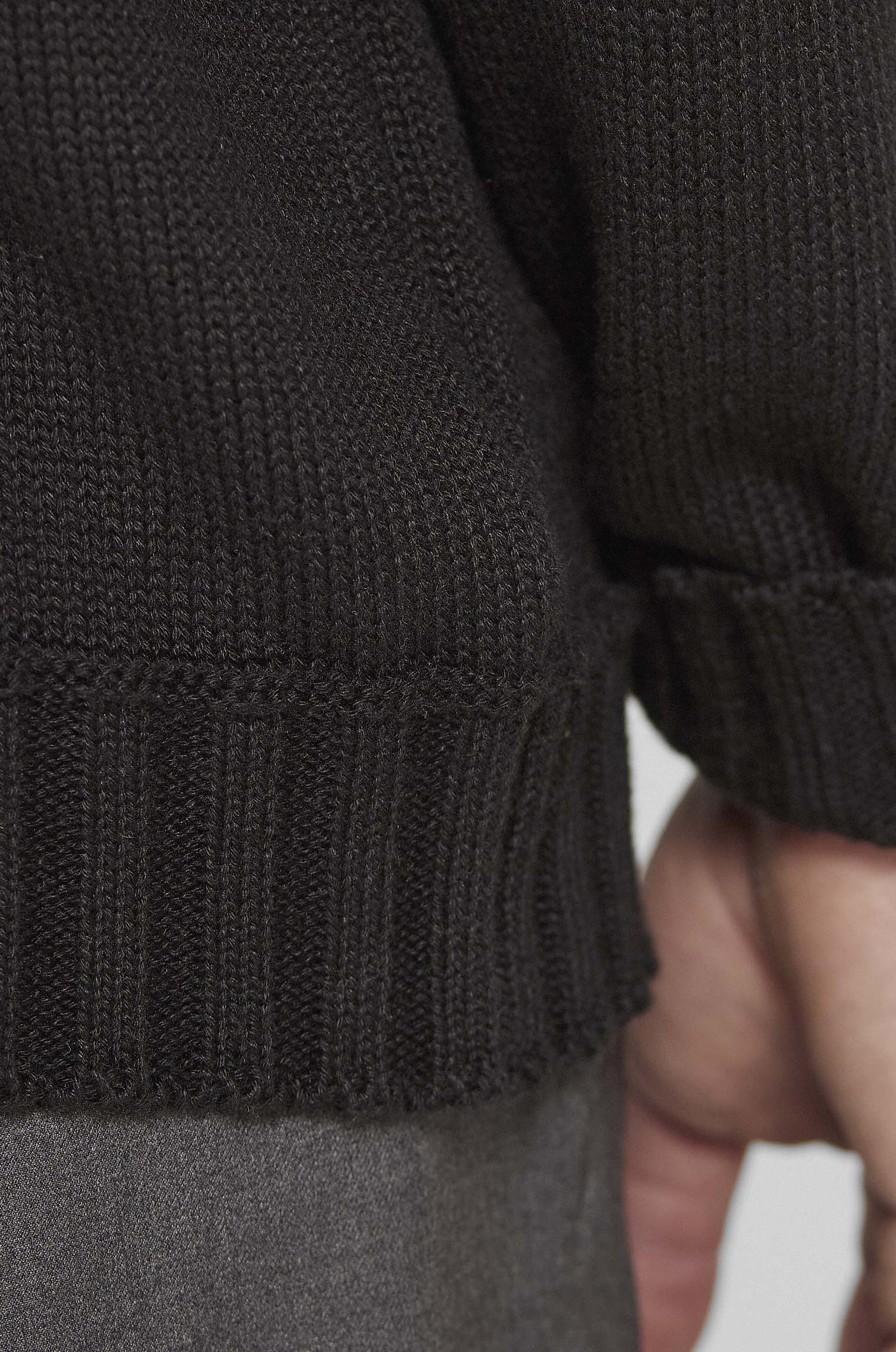 Tricô Gola Alta Preto