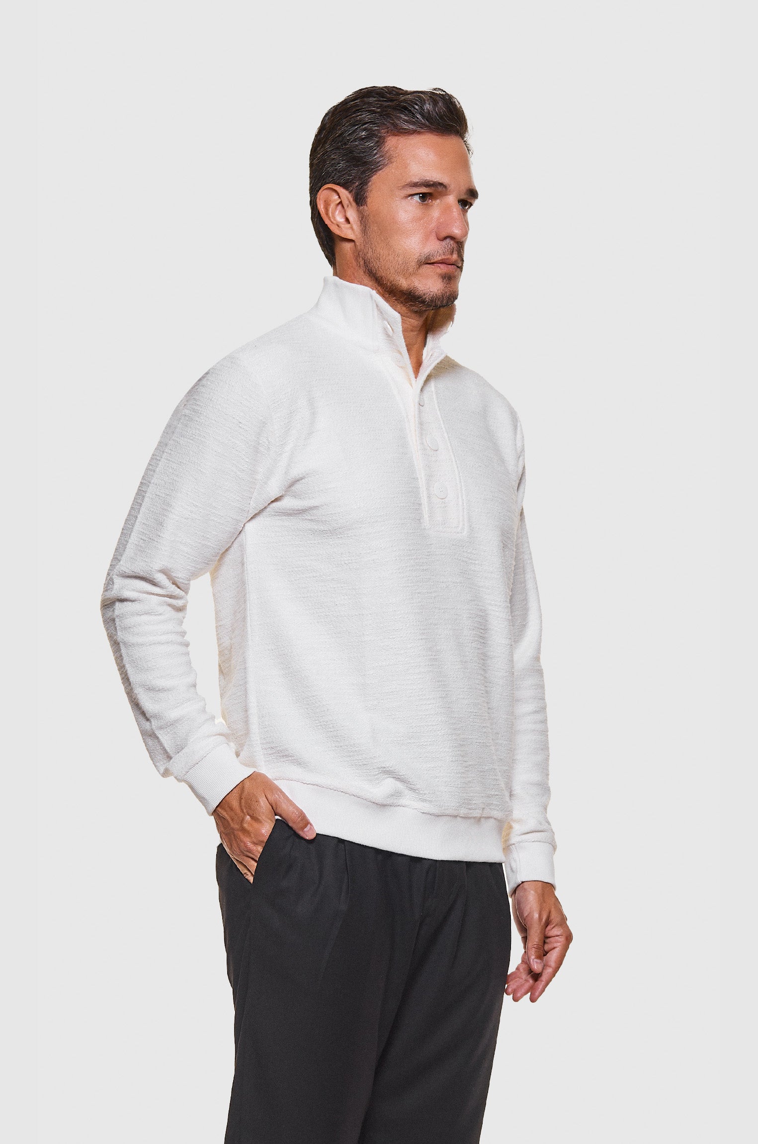 Moletom Texturizado Gola Alta com Botões Off White
