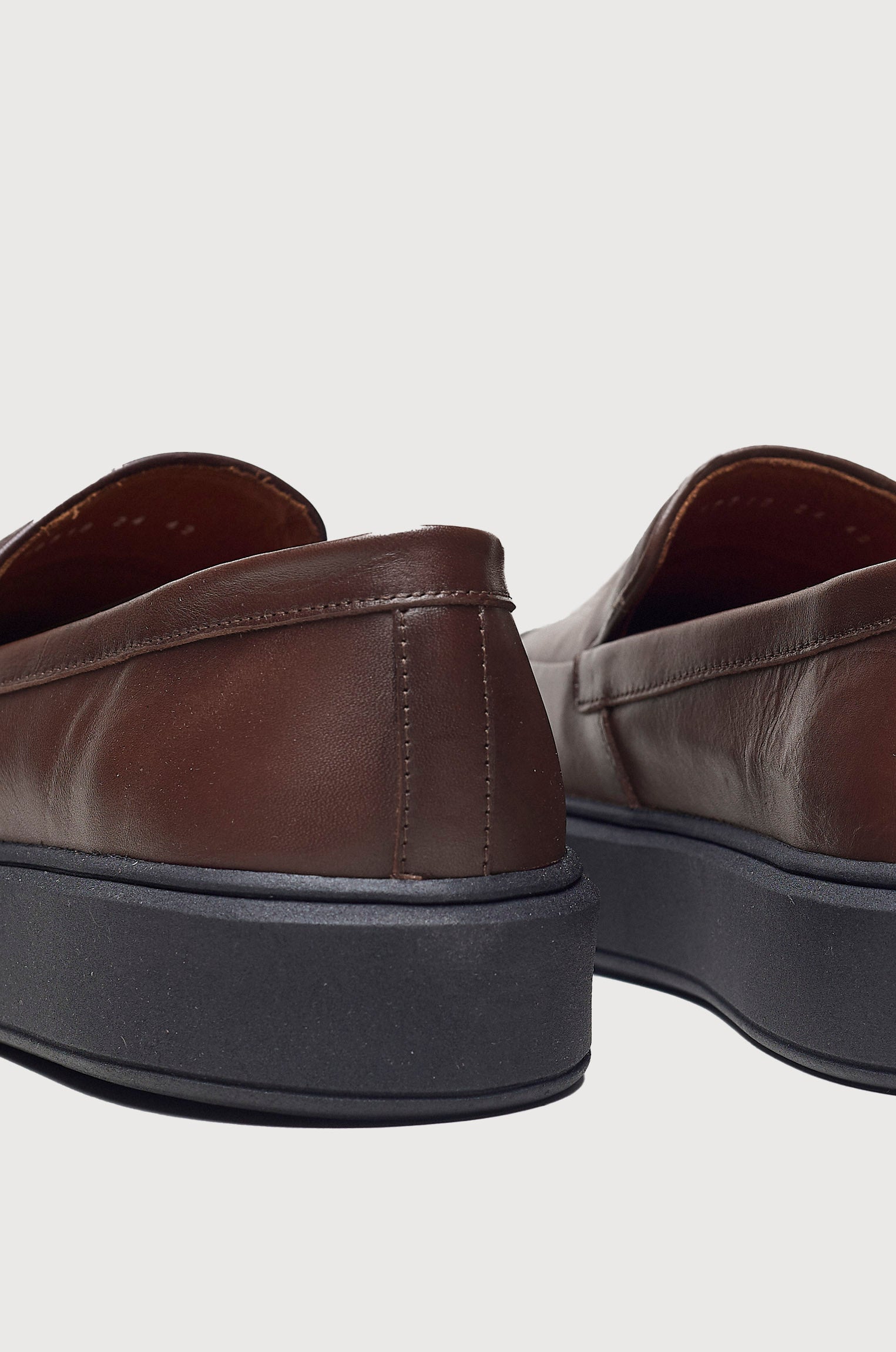 Tênis Mocassim Minimal Marrom