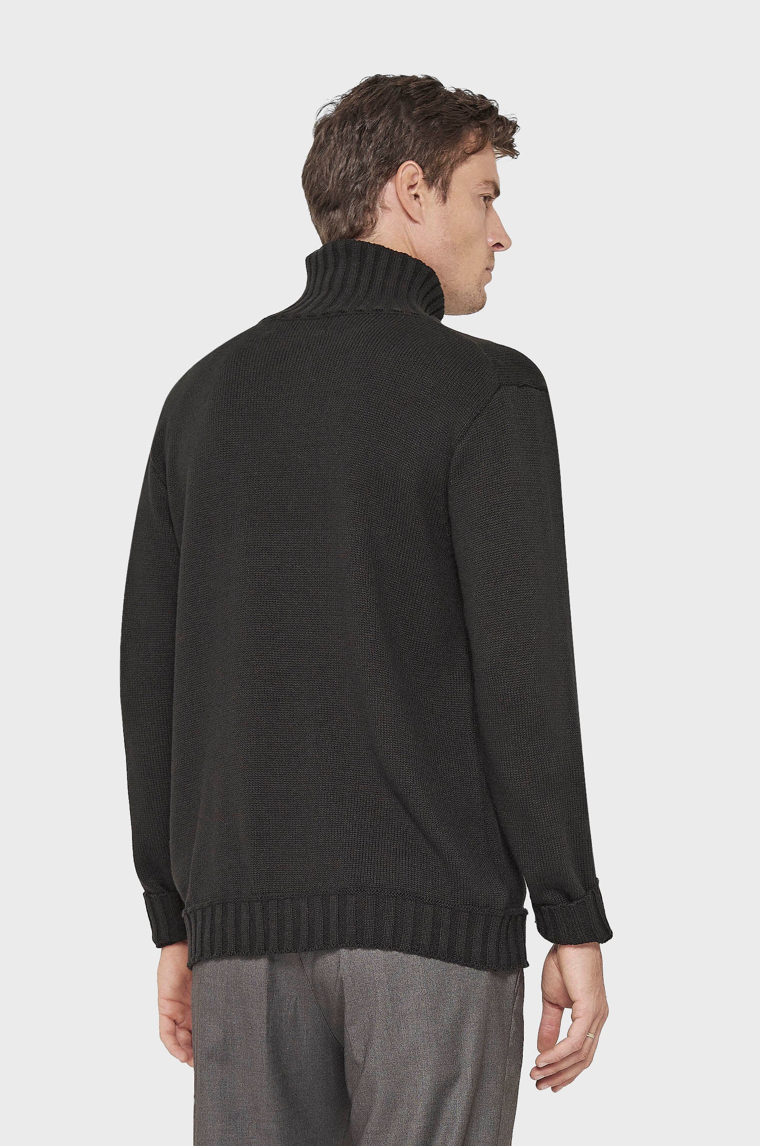 Tricô Gola Alta Preto