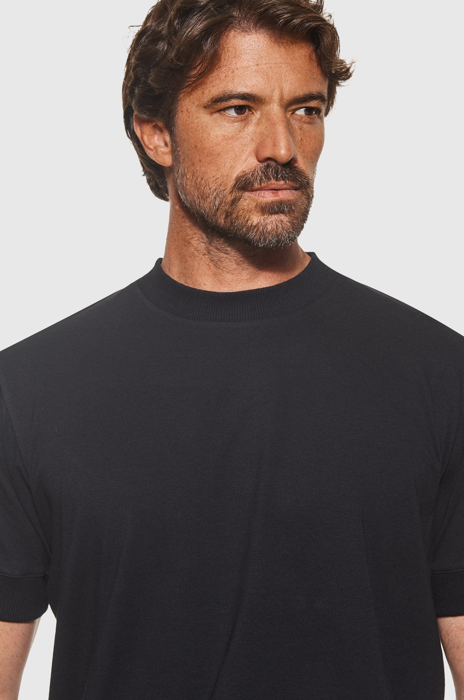 Camiseta Algodão Egípcio Punhos Canelados Preta