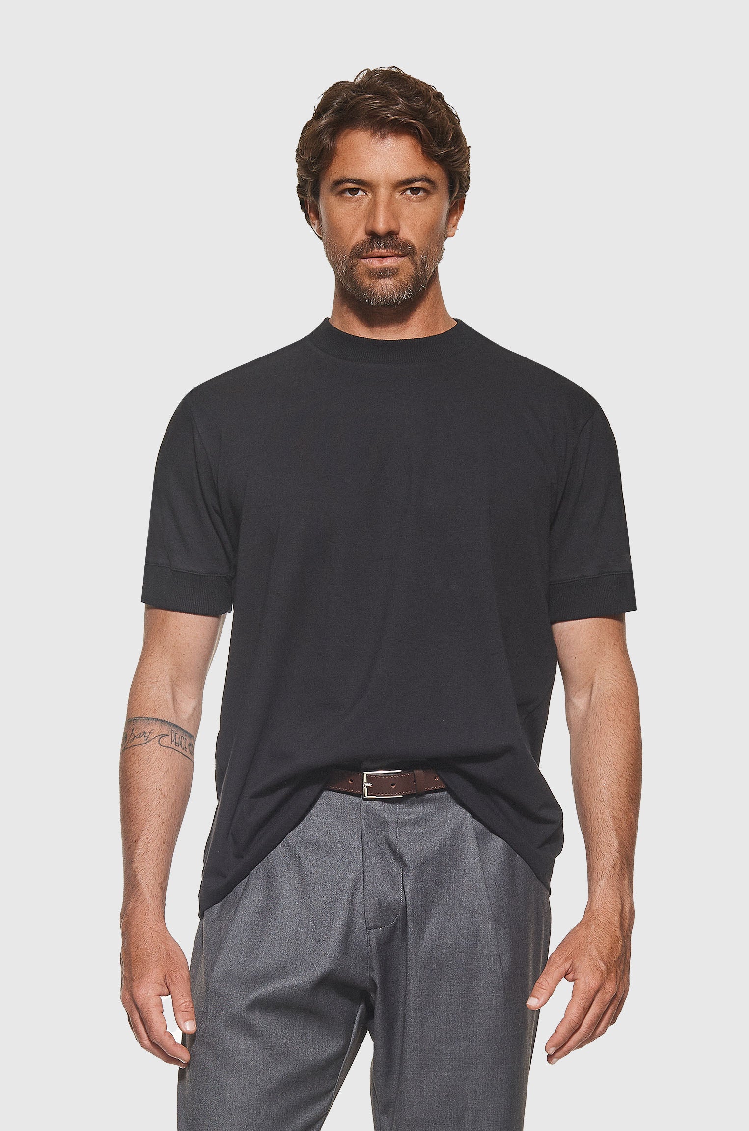 Camiseta Algodão Egípcio Punhos Canelados Preta