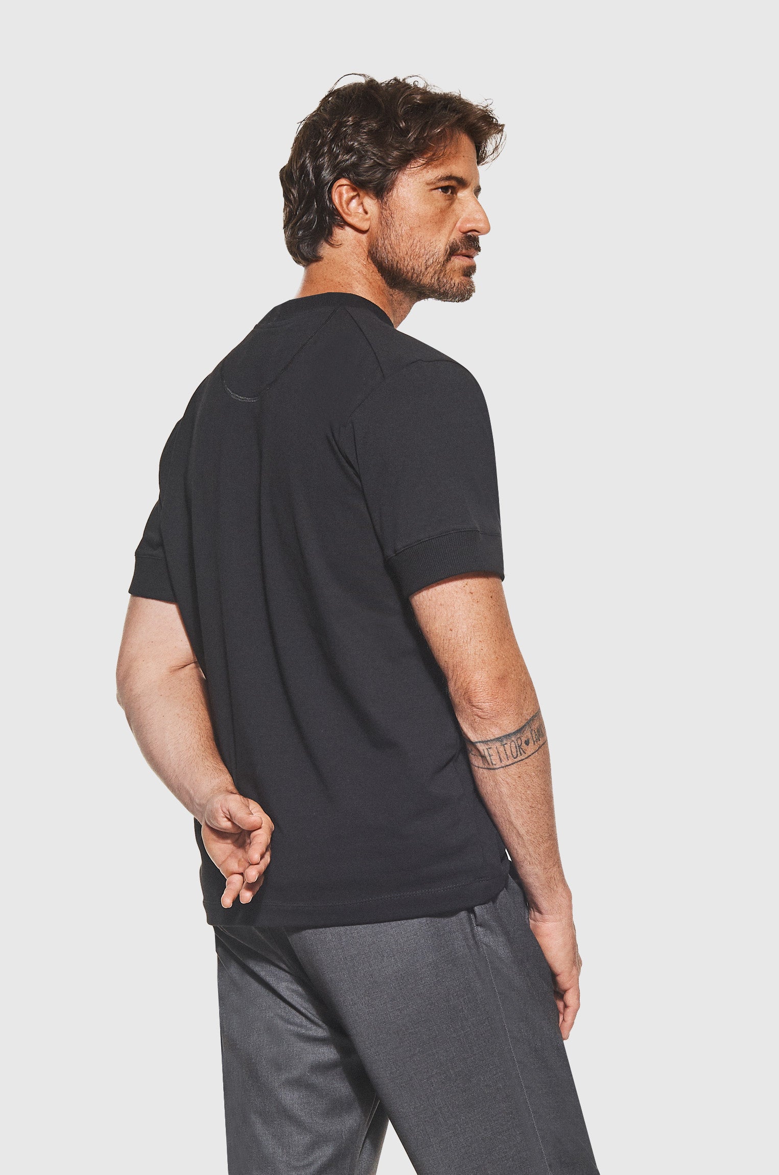 Camiseta Algodão Egípcio Punhos Canelados Preta