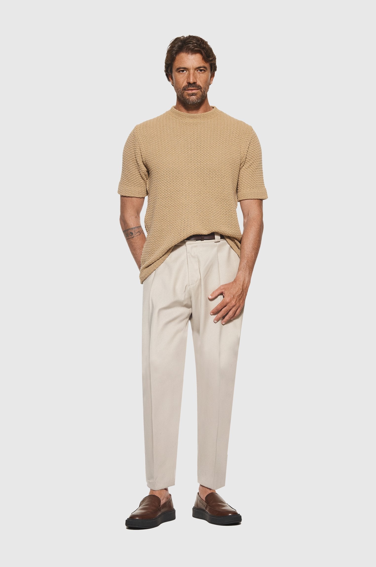 Calça Alfaiataria Prega Minimalista Bege