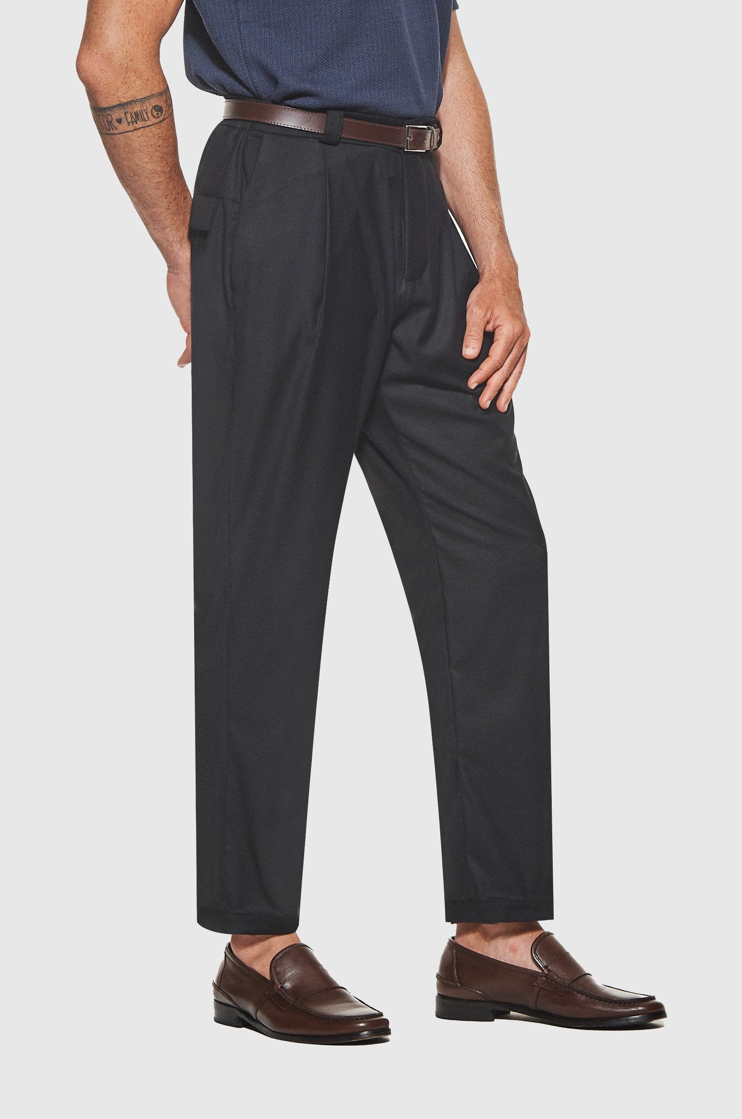 Calça Alfaiataria Prega Minimalista Preta