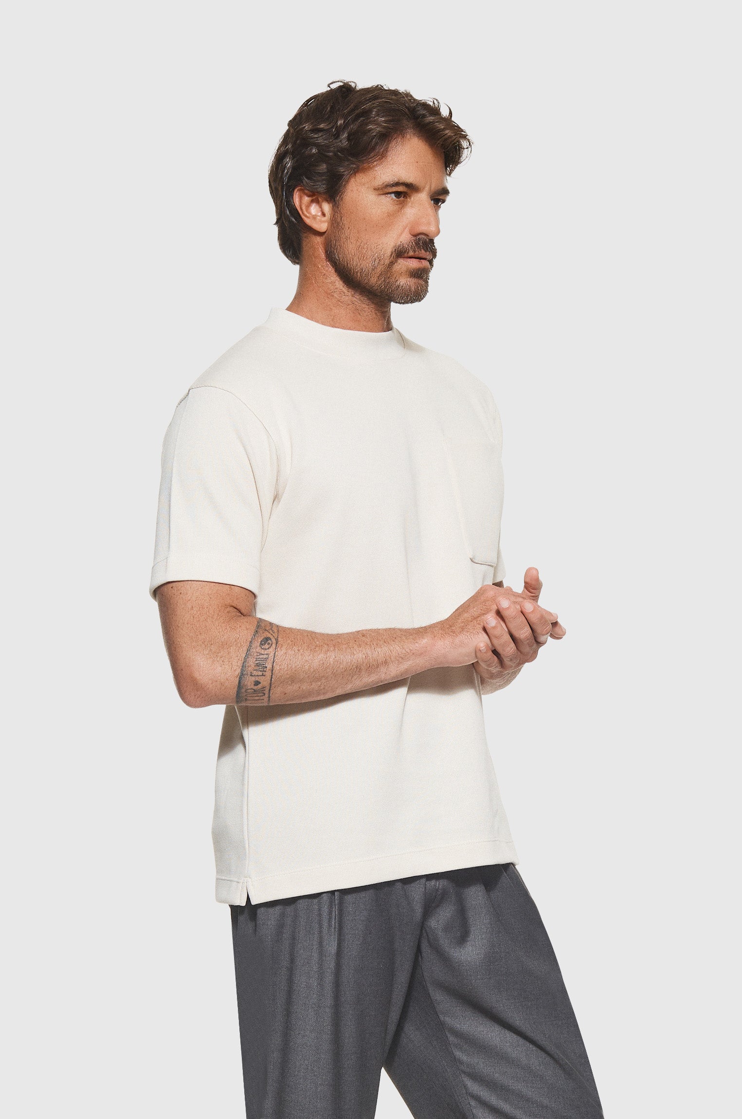 Camiseta Malha Estruturada com Bolso Minimalista