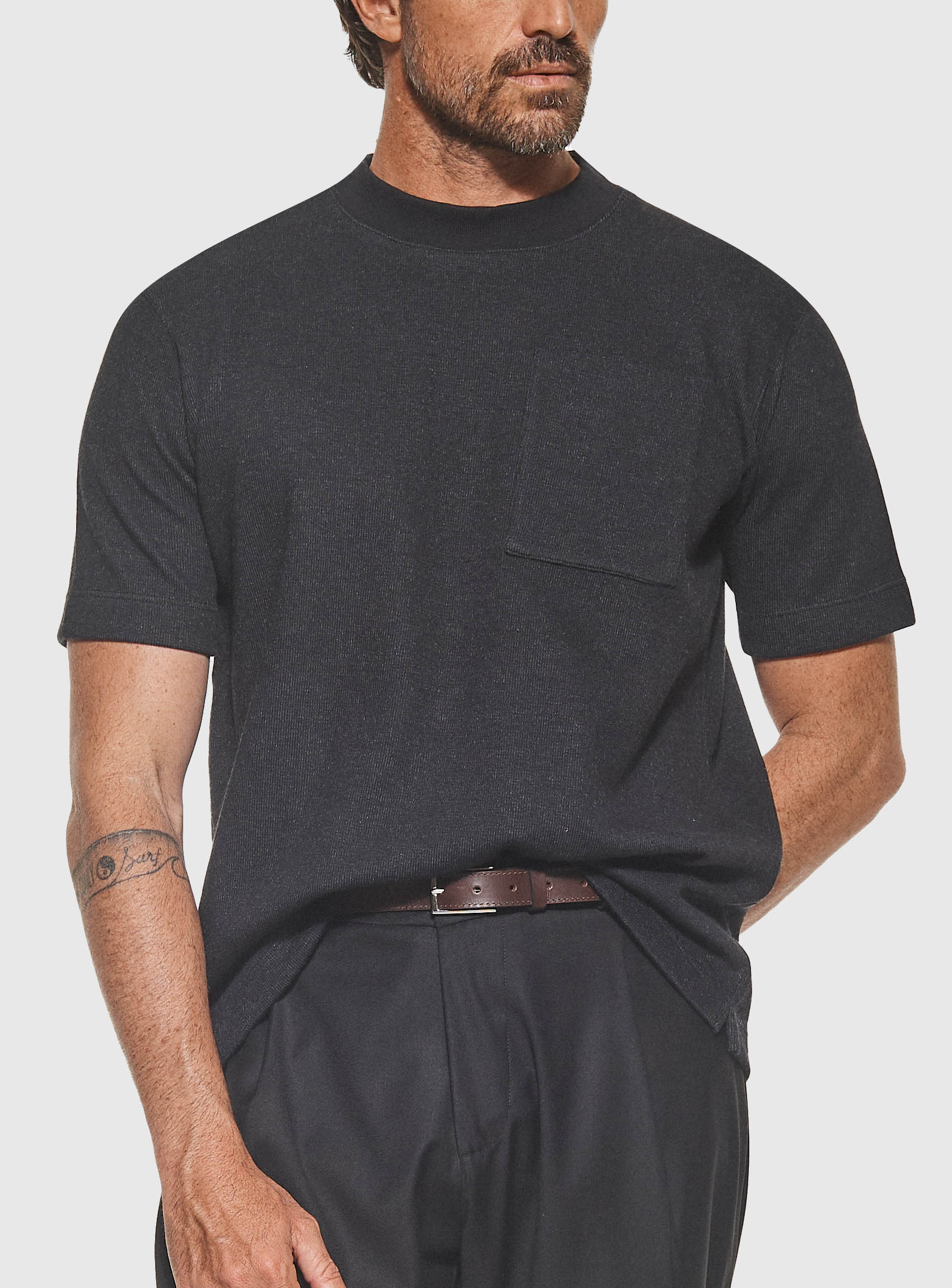 Camiseta Malha Estruturada Bolso Minimalista