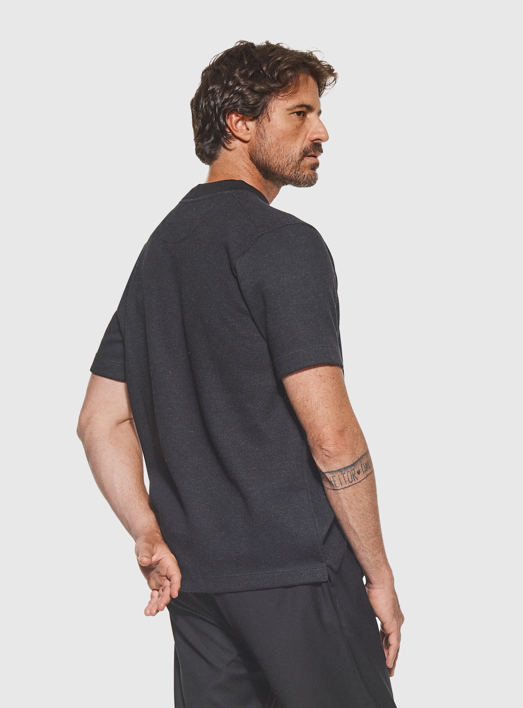 Camiseta Malha Estruturada Bolso Minimalista