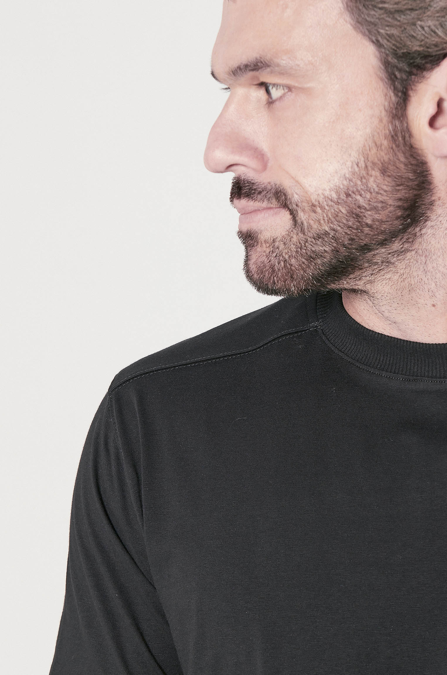 Camiseta Recorte Ombros Preta